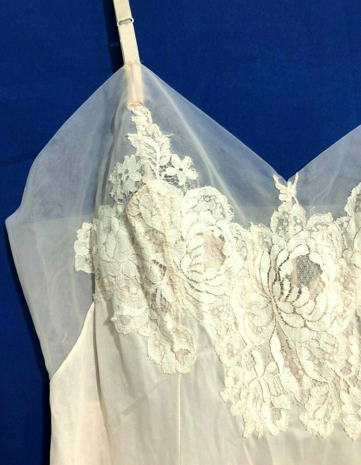 VTG HENSON KICKERNICK Sexy Thin NYLON FLORAL LACE Detail Full Slip PALE ...