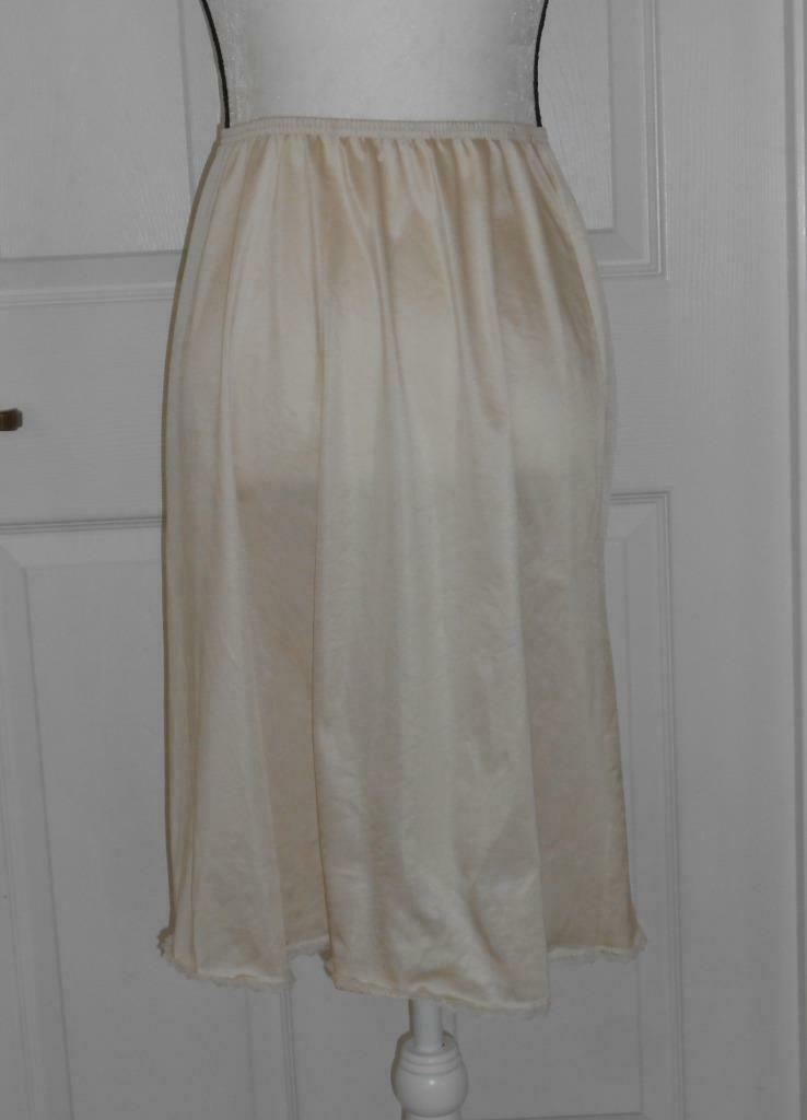 Vintage Vanity Fair Half Slip M Light Beige Nude A-Line Nylon Lace Trim